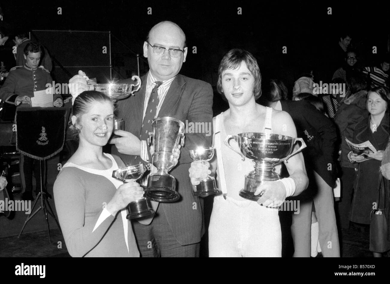 Nationalen Gymnastik-Turnier in der Royal Albert Hall: l/r die gesamte Sieger Avril Lennox, Herr Michael Christiansen, Herausgeber des Daily Mirror und insgesamt Gewinner Tommy Wilson im Bild mit Tassen in der Royal Albert Hall am 18. Januar 1975 zu gewinnen. Januar 1975 75-00338 Stockfoto