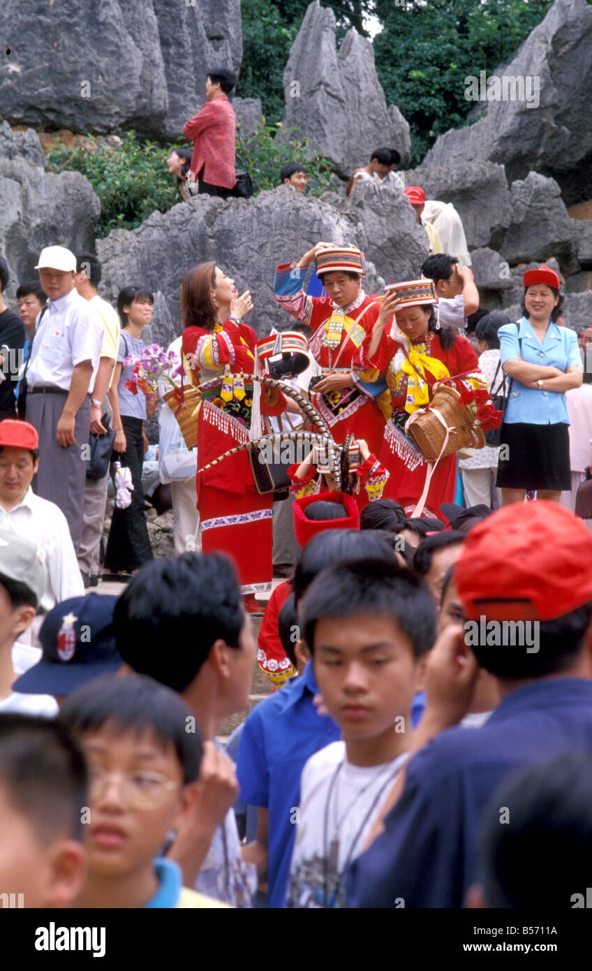 Minderheit Kostüm Träger am Stein Wald Kunming Yunnan China Stockfoto