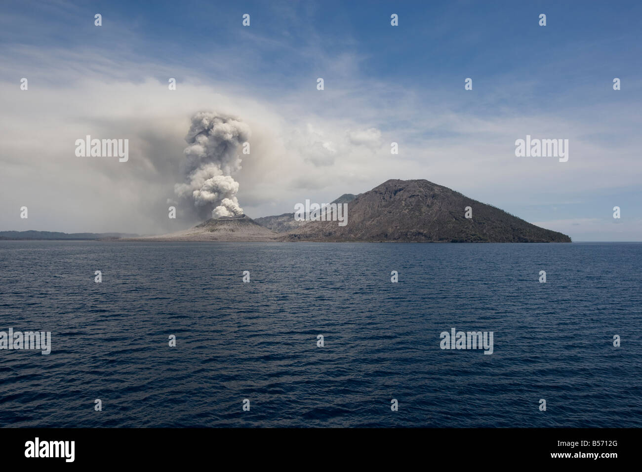 Tavurvur Vulkan bläst Asche in der Nähe von Rabaul East New Britain Island Papua-Neu-Guinea Samstag, 20. September 2008 Stockfoto