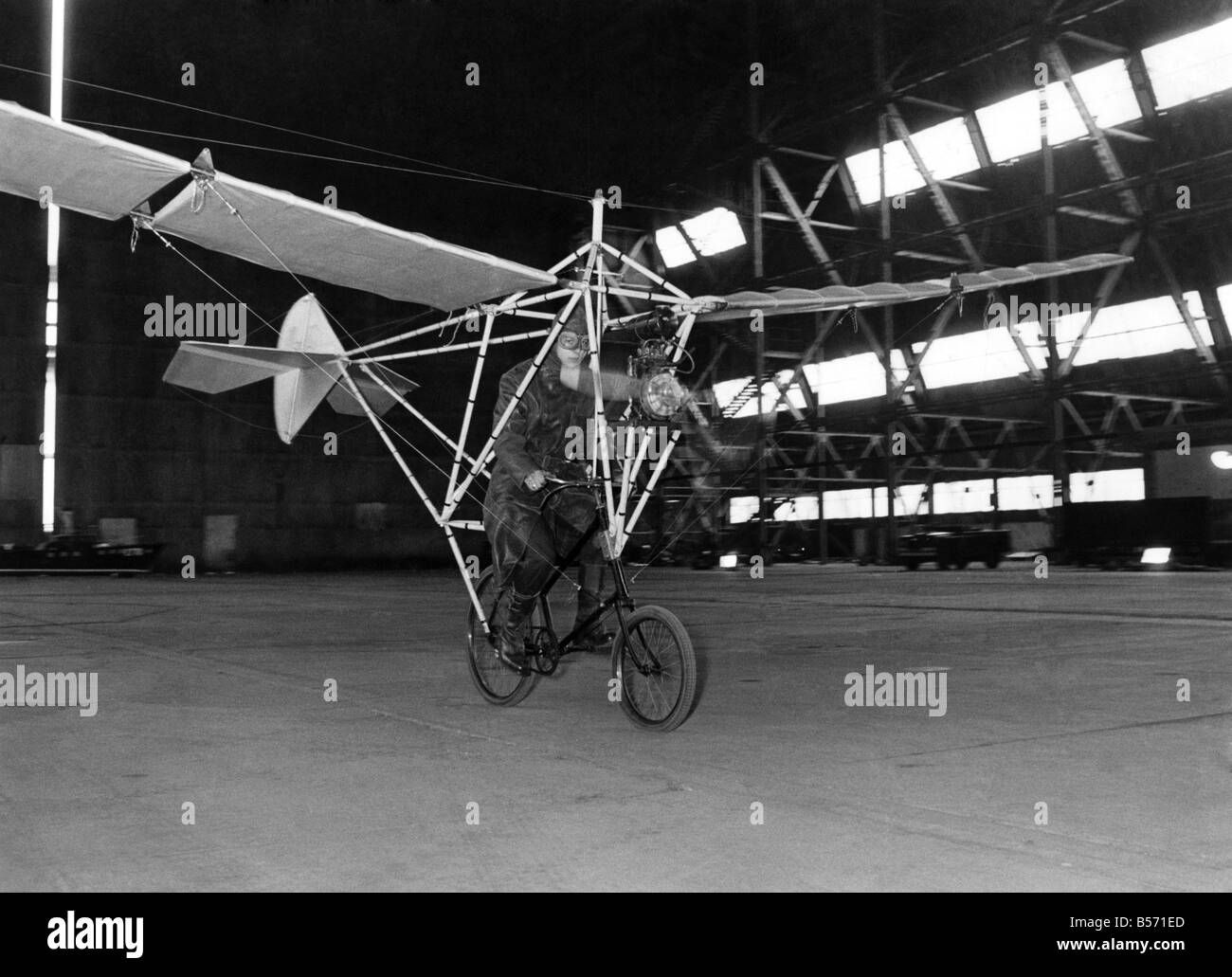 Eine fliegende Fahrrad in Aktion beim königlichen Turnier im Earls Court Exhibition Centre &#13; &#10; Juni 1968 &#13; &#10; P003991 Stockfoto