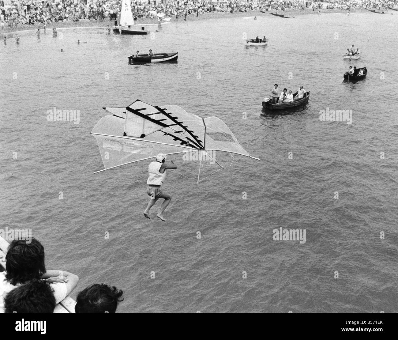 5000 Urlauber an Selsey, Sussex, beobachtete 15 Männer und zwei ú1, 000-Preis zu gewinnen. Die Birdmen musste von der Spitze eines 3 ausziehen Stockfoto