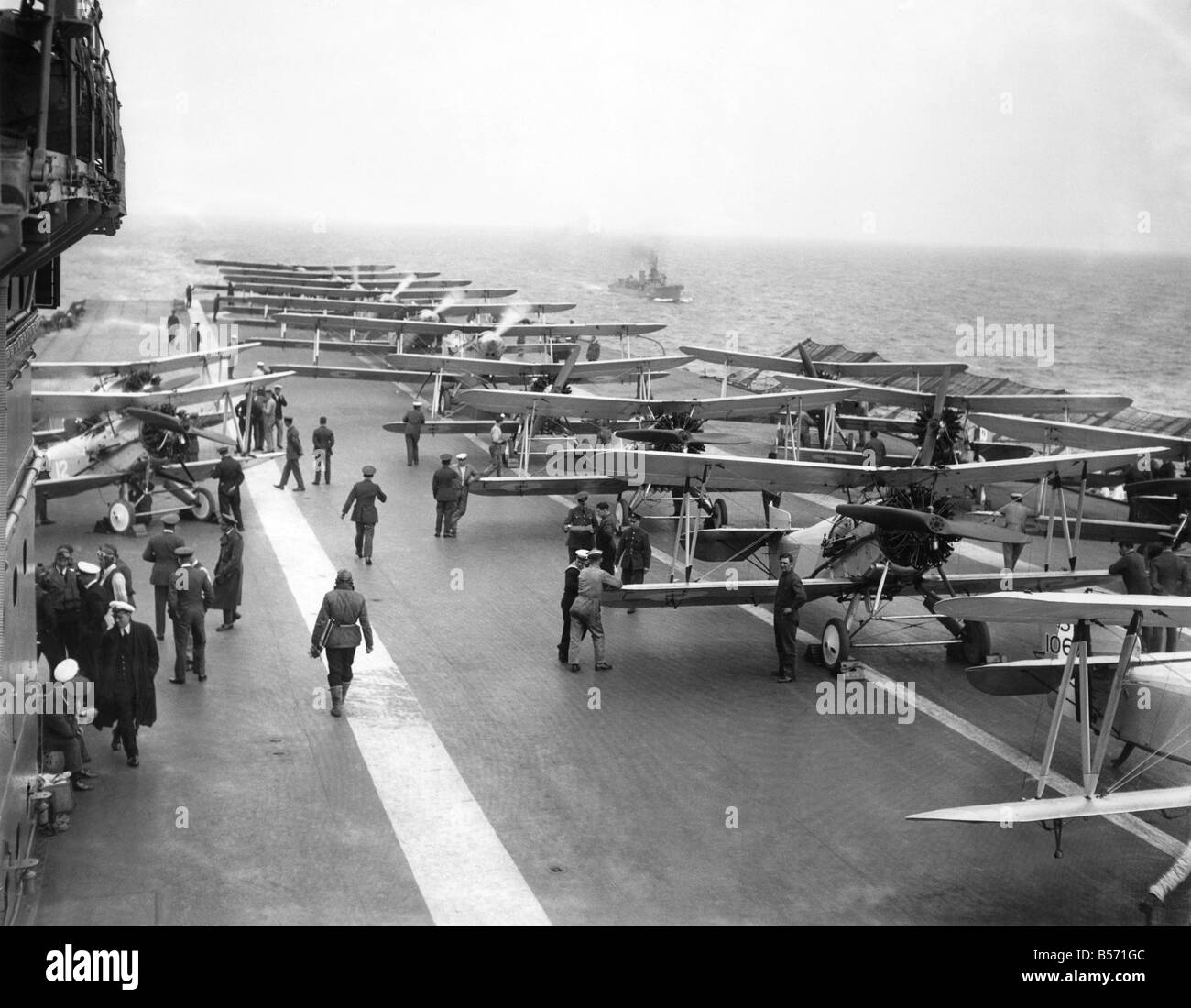 Das Flugdeck der Royal navy Flugzeugträger HMS Courageous zeigt die Flugzeuge auf Deck aufgereiht.; Juni 1921; P004015 Stockfoto