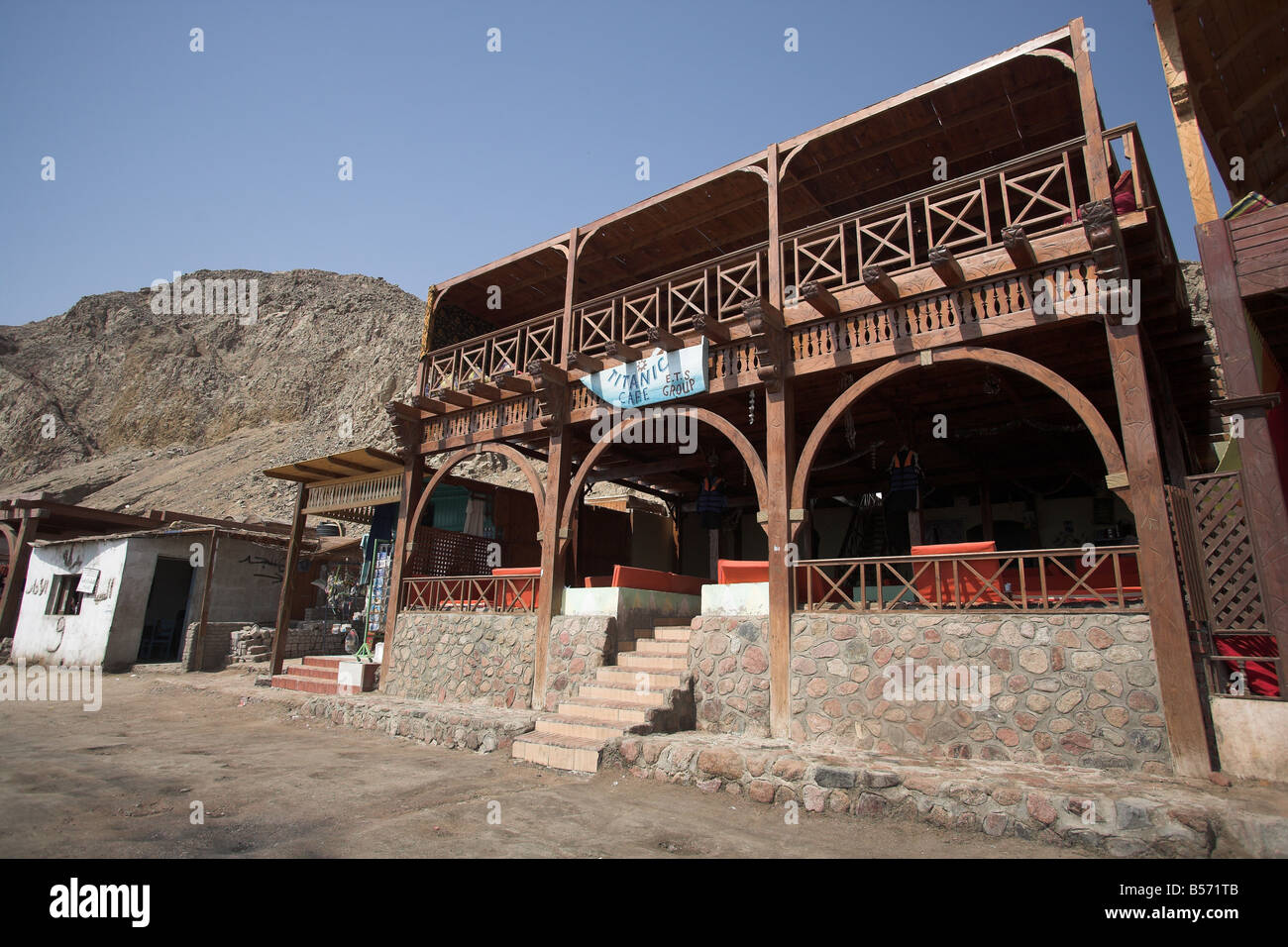 Beduinen-Stil Café oder Restaurant am Tauchplatz Blue Hole in Dahab, Ägypten in Nordafrika. Stockfoto