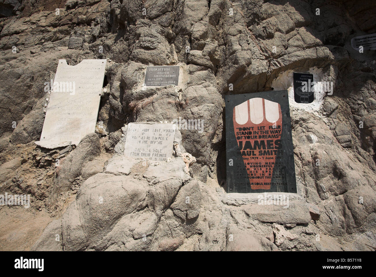 Memorial Grabsteine von Tauchern, die in den Tauchplatz blue Hole in Dahab, Ägypten in Nordafrika gestorben sind. Stockfoto
