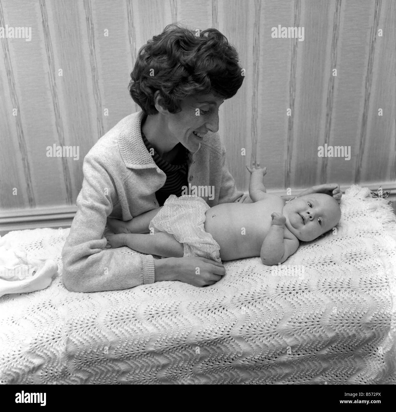 Mrs. Heulwen Jones mit ihre kleine Tochter 14 Wochen alten Enfys-Haf im St. Asaph Krankenhaus geboren. November 1969 Z12013-001 Stockfoto