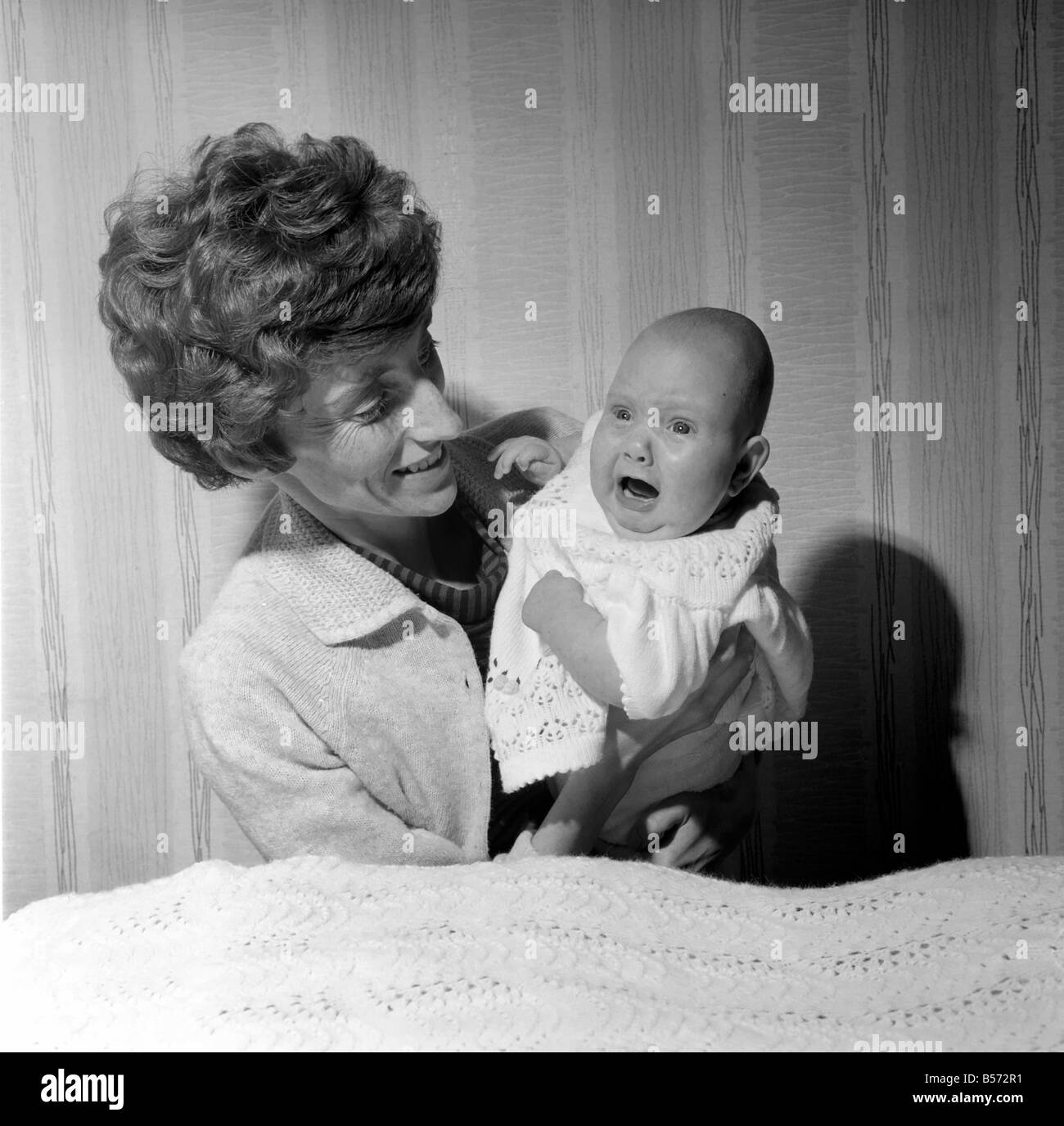 Mrs. Heulwen Jones mit ihre kleine Tochter 14 Wochen alten Enfys-Haf im St. Asaph Krankenhaus geboren. November 1969 Z12013 Stockfoto