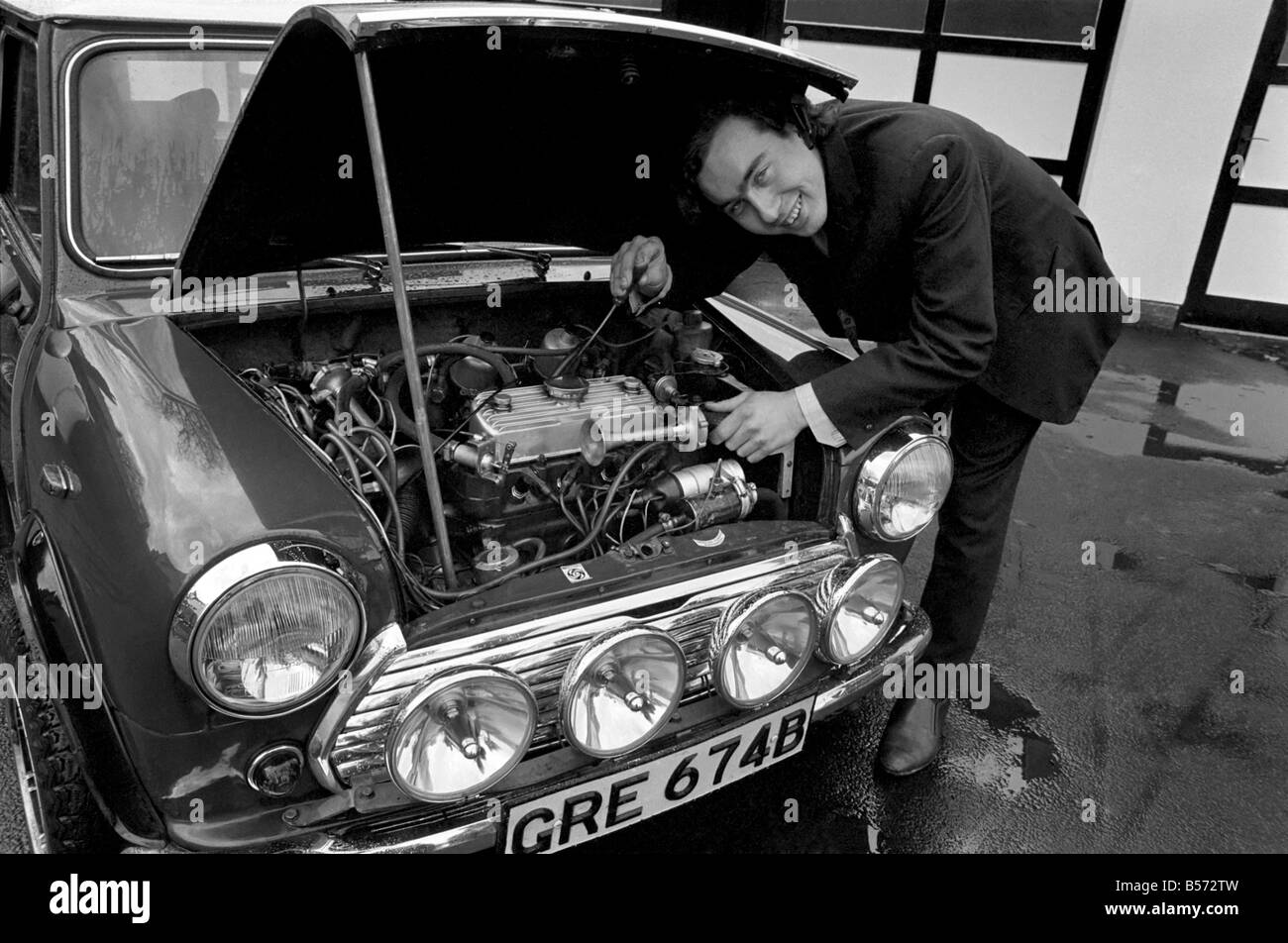 Transport: Pkw. Peter Copestick (20) von Seabridge Lane, Newcastle-unter Lyme, Personal hat ein super-Mini Auto obwohl es Stockfoto