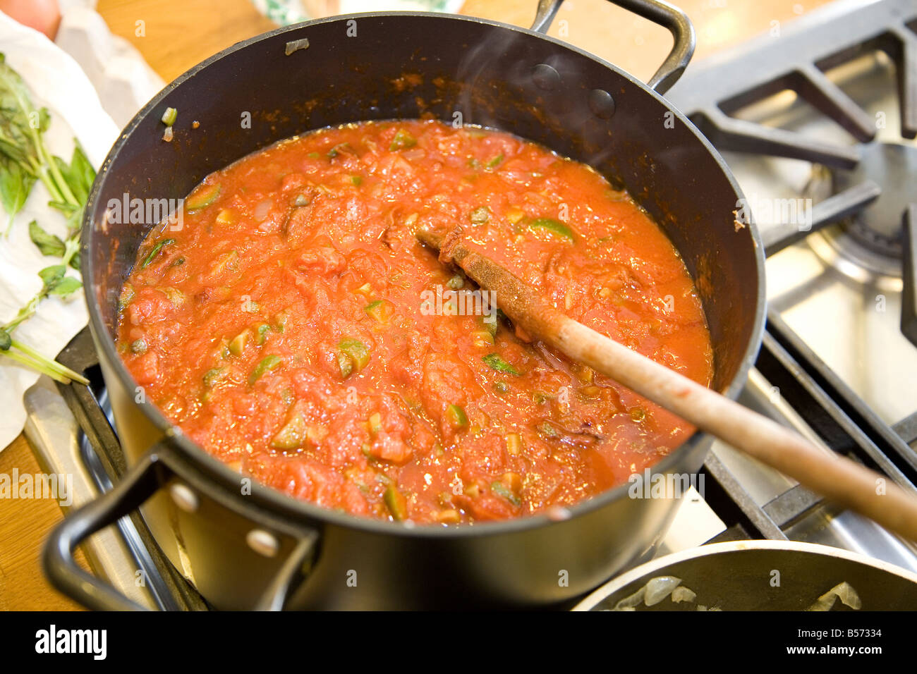 Rote Tomaten-Sauce für Nudeln kochen auf dem Herd Stockfoto