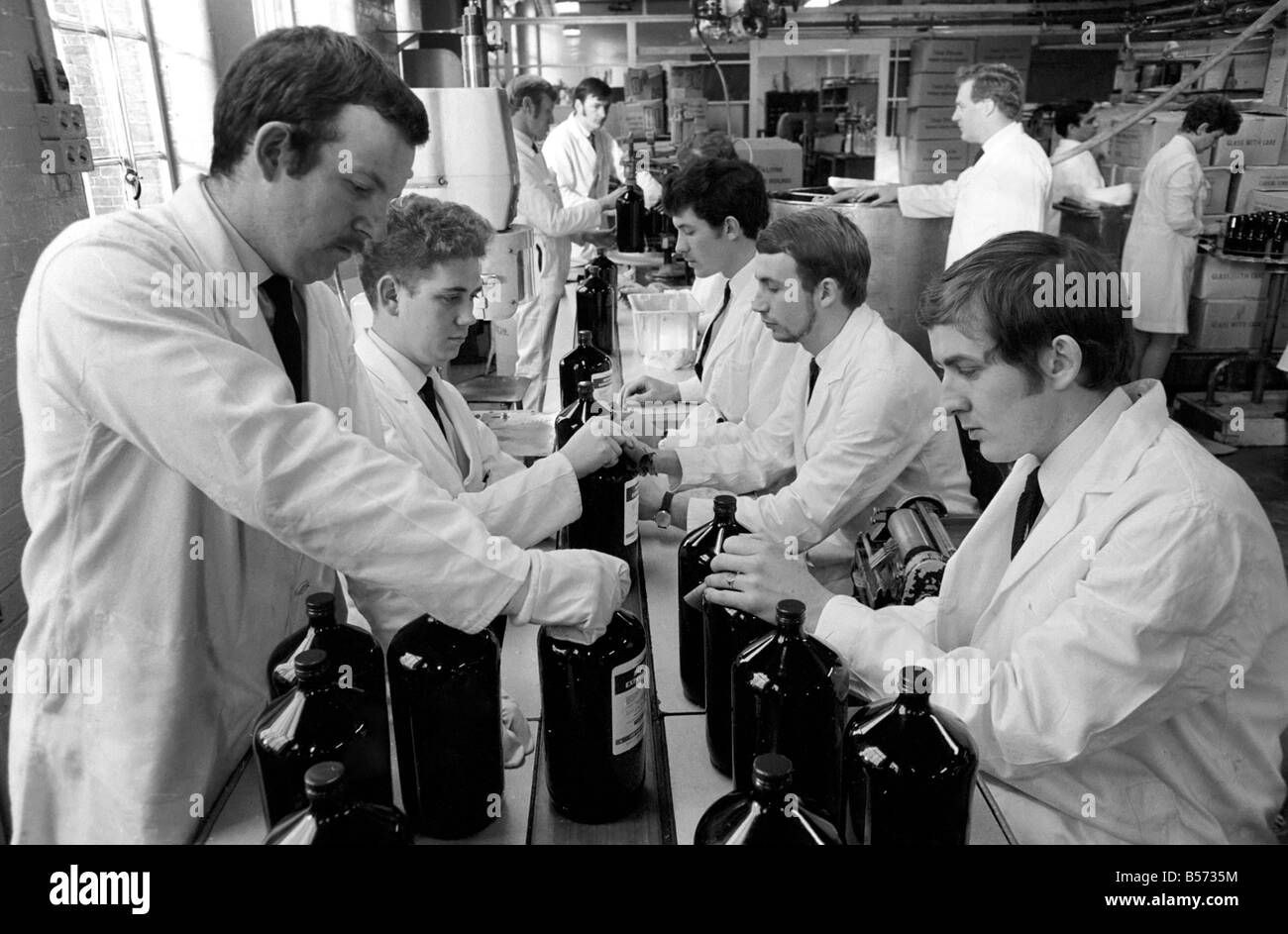 Medizinische Forschung: Eine berühmte Medizin Hersteller arbeiten auf Hochtouren zur Bewältigung der gegenwärtigen Grippe-Epedemic. Ihre bekannte Husten-Mittel, das von den meisten Ärzten verordnet wurde immer schwierig, voll ausgebildete Apotheker freiwillig zu helfen mit der Abfüllung von diesem Medikament zu bekommen. Diese Apotheker arbeiten bei der Firma Parke-Davis & Co. in Hounslow, Middlesex und jetzt beschäftigt putting Flasche tops und auf die Medizin... normalerweise Arbeit von Frauen Etiketten. 30 ihrer Frauen sind entfernt mit Grippe. Dezember 1969 Z12497-002 Stockfoto