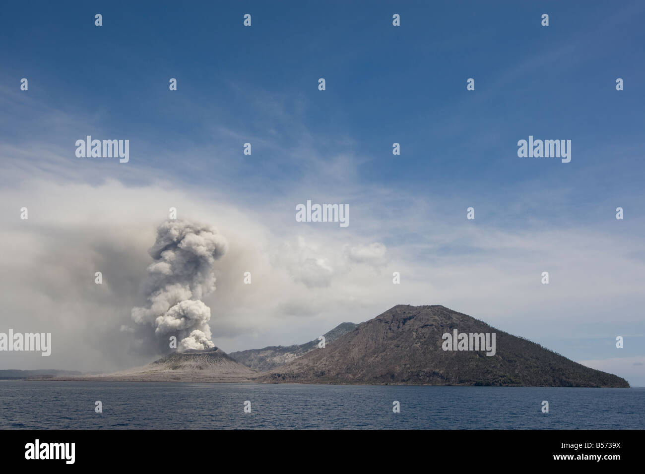 Tavurvur Vulkan bläst Asche in der Nähe von Rabaul East New Britain Island Papua-Neu-Guinea Samstag, 20. September 2008 Stockfoto