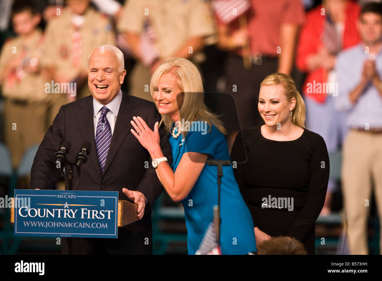 Cindy mccain and meghan mccain Fotos und Bildmaterial in hoher