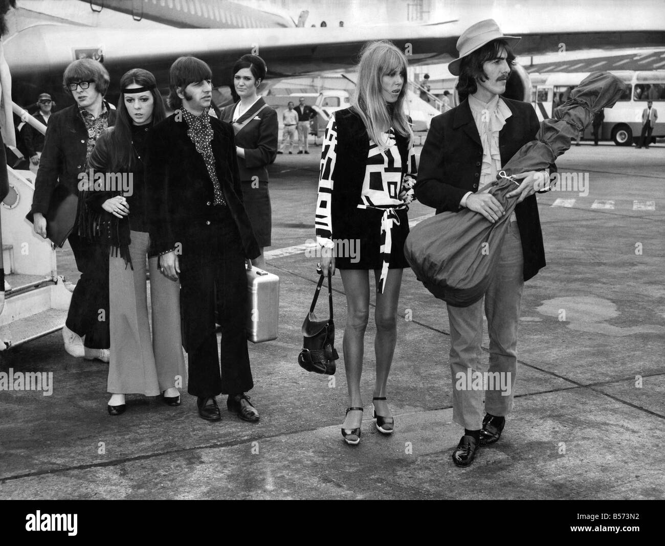 picture Pattie Boyd Ringo Starr Wife https www alamy de stockfoto ringo starr mit frau maureen und george harrison mit frau pattie in heathrow juni 1968 p003738 20440254 html