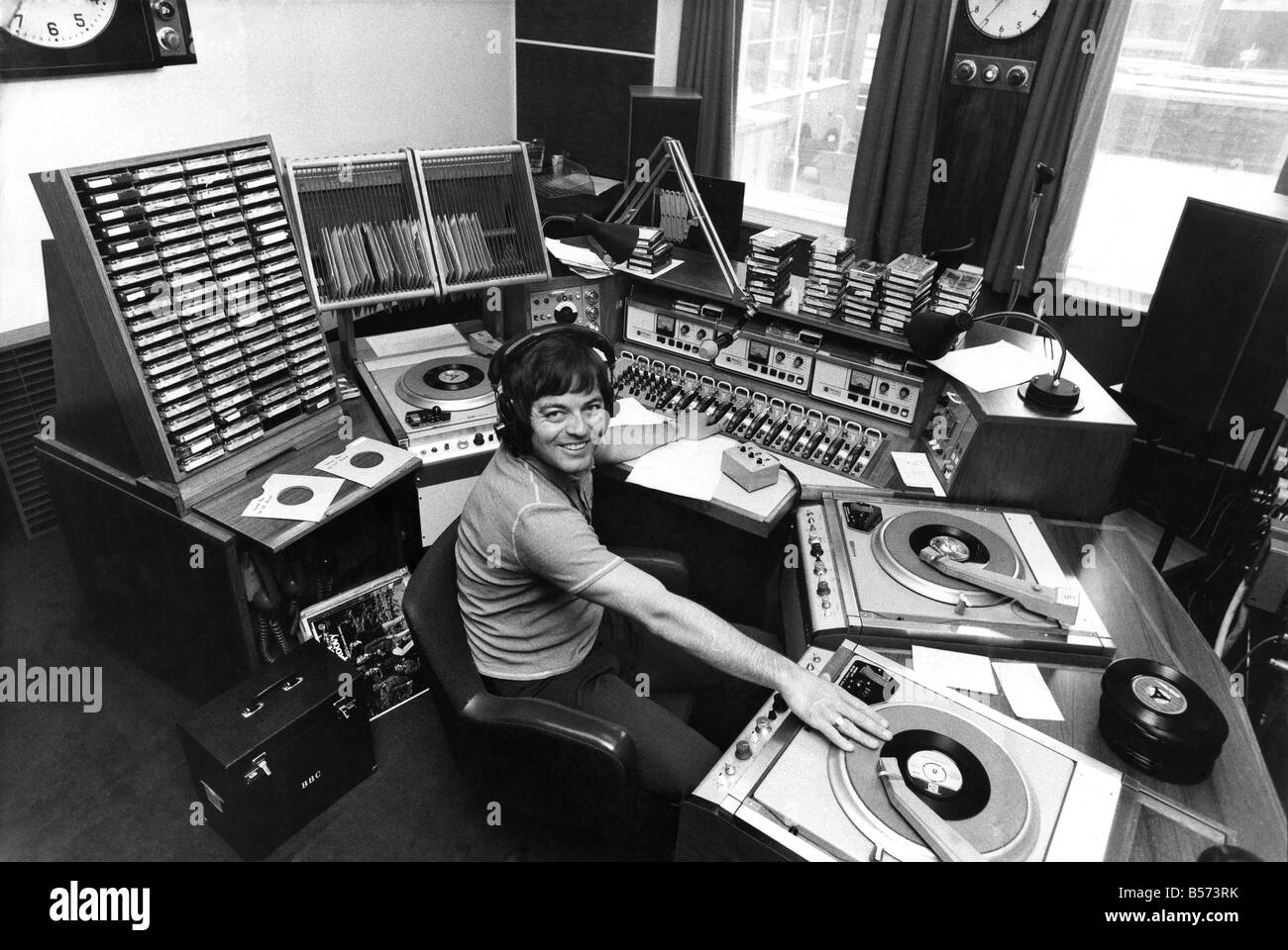 Radio ich Tony Blackburn an der Studio-Konsole ausgerüstet mit allen Tricks seines Fachs Discjockey. Juni 1973 P003821 Stockfoto