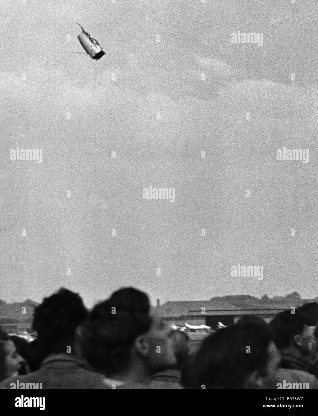 Unfälle-Luft, de Havilland 110 Einführungsjahr Kämpfer bricht, tötet 27 in Tauchgang auf Masse an Farnborough Air Display gestern 09.06.52. Hier ist der Pilot Cockpit der DH 110 krachend zu Boden, als das Flugzeug in Stücke bricht nur Sekunden, nachdem der pilot John Derry von einem Tauchgang, die Schallmauer zu seiner letzten Herausforderung begradigt hatte. September 1952 P003932 Stockfoto
