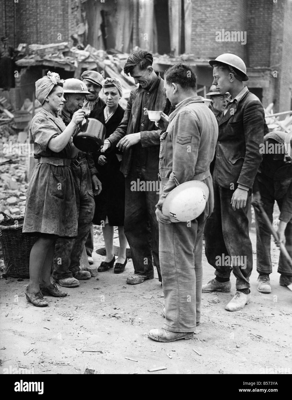 Mädchen bald kochte Tee für die Rettungskräfte. Deptford. Juni 1944-P009364 Stockfoto