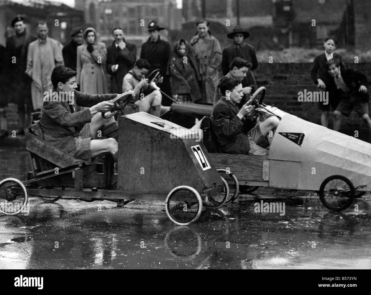 Die Vorläufen für die Soap-Box-Rallye waren bei Vorderstraße, City of London, ein "Blitz" Bereich heute ablaufen. Finale stattfinden in Scarborough später. Eine Hitze im Gange im Regen. Späher der 1950er Jahre. P009990 Stockfoto