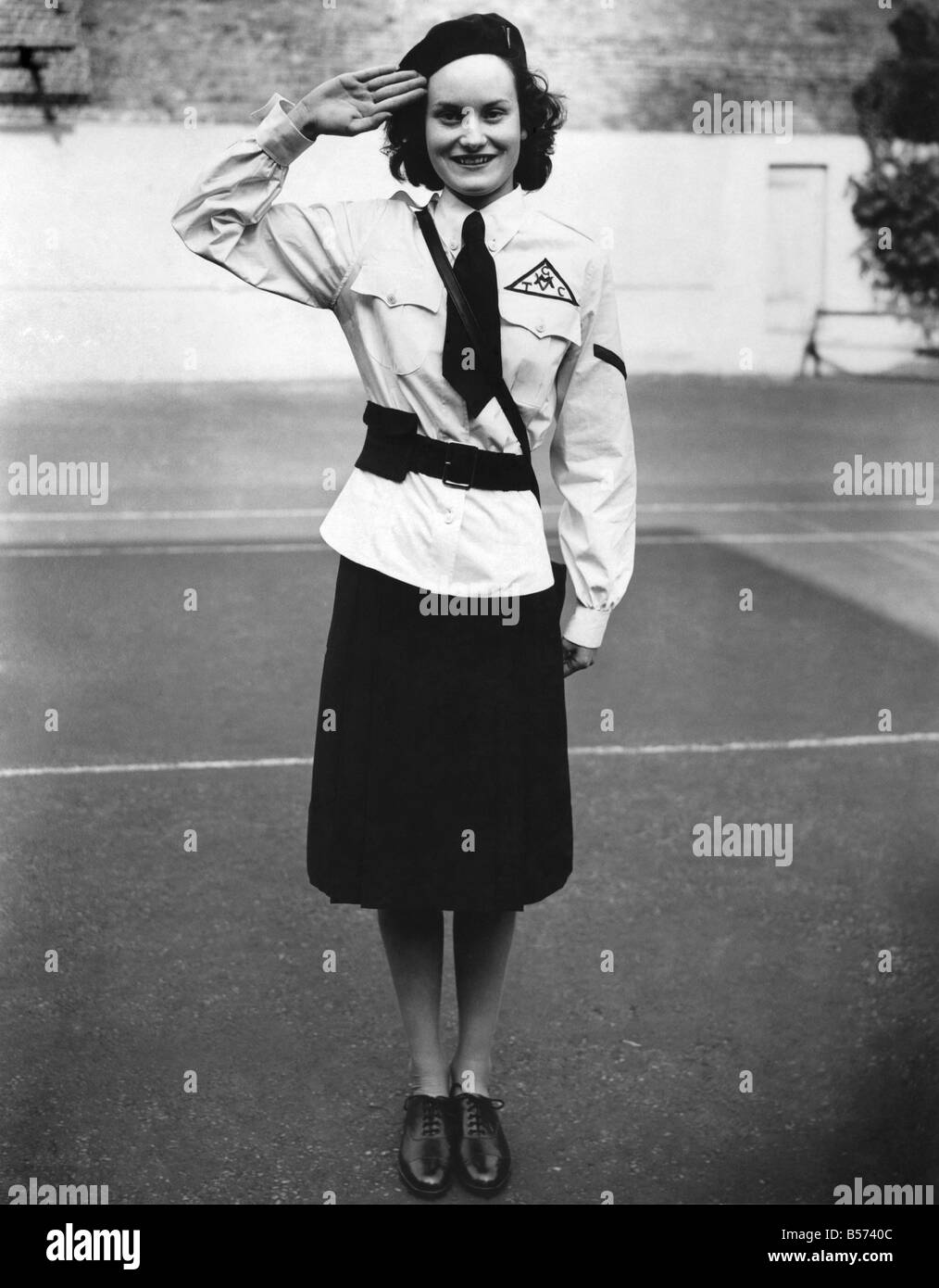 Dem zweiten Weltkrieg Frauen. Ein Mitglied der G.T.C (Mädchen Training Corps) der vorgeschlagenen Uniform bestehend aus weißen Tunika, blauer Rock und Mütze. Bisher haben 50 Mädchen der Anrufannahme für Rekruten. September 1941 P010094 Stockfoto