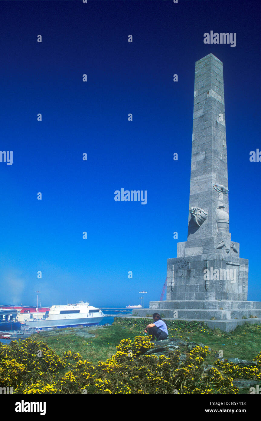 Denkmal mit Blick auf Hafen Holyhead, Wales Stockfoto