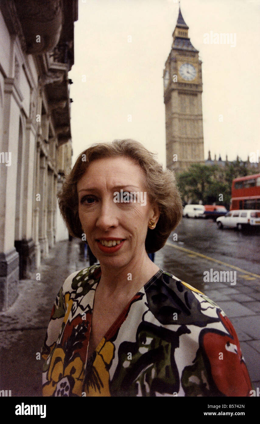 Margaret Beckett Arbeit M.P. Kandidat im Lab stellvertretende Leitung Rennen im Bild außerhalb des Parlaments. Juli 1992 P003782 Stockfoto