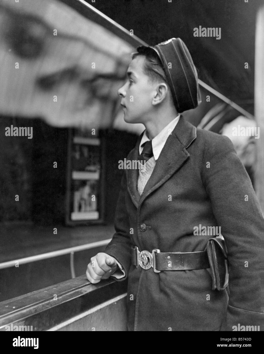 Eine Postamt Messanger-Boy stoppt, um den Blick auf das Schaufenster des Amtes News Chronicle Flotte-Straße. Die meisten der nationalen Stockfoto
