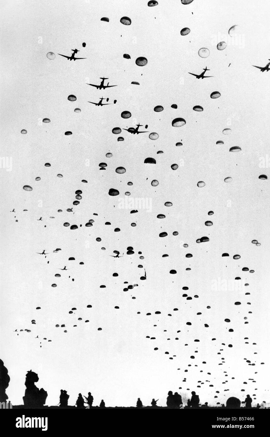 Attenborough die Private Armee: A Bridge zu weit ist die Geschichte der Operation Market Garden, die tragischen Briten, amerikanische und polnische Soldaten versuchen, Luft und Boden Truppen zu verknüpfen, den Brückenkopf in die Ruhr, tief ins Herz des Feindes gehalten Holland festigen und den Krieg zu einem schnellen Ende im Winter 1944 gewagt. Re-enacting 82nd Airborne Tropfen in der Nähe von Nijmegen im September. 1944-Juni 1977-P004313 Stockfoto