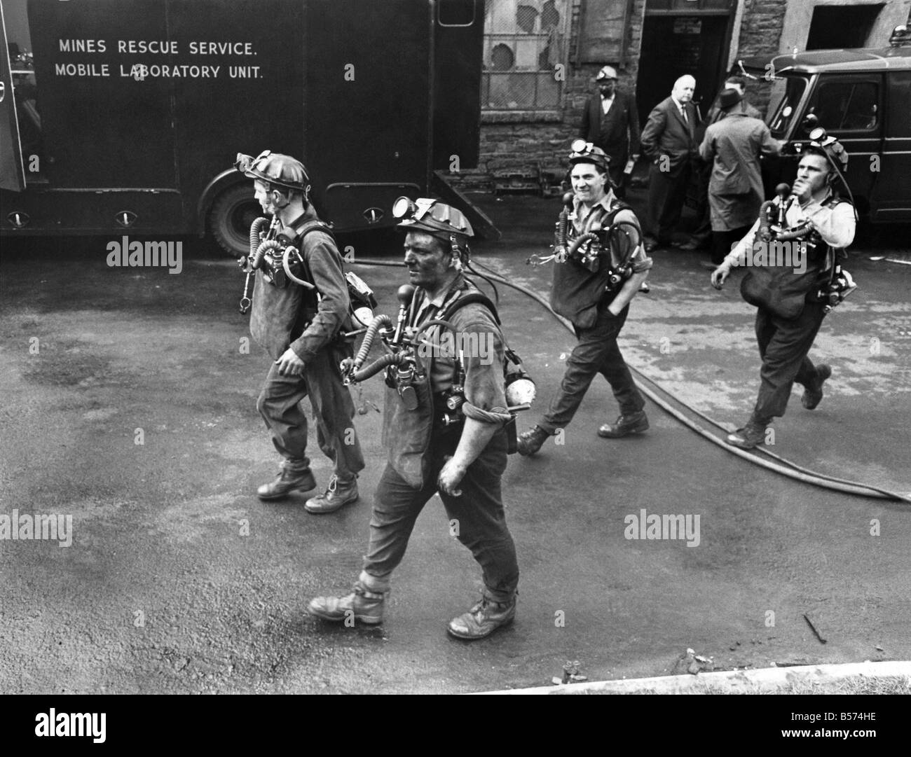 Tonypandy Mine Disaster: Ein Relief-Kader der Bergleute bereitet, taten sich die Explosion erschüttert Grube zu gehen. Mai 1965 P04435 Stockfoto
