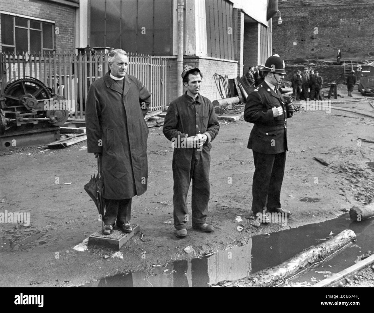 Wettlauf gegen die Zeit, verschütteten Bergleute zu retten. Ein Pfarrer, ein Bergmann und ein Polizist warten gespannt auf Nachricht von den eingeschlossenen Männern. Mai 1965 P004437 Stockfoto