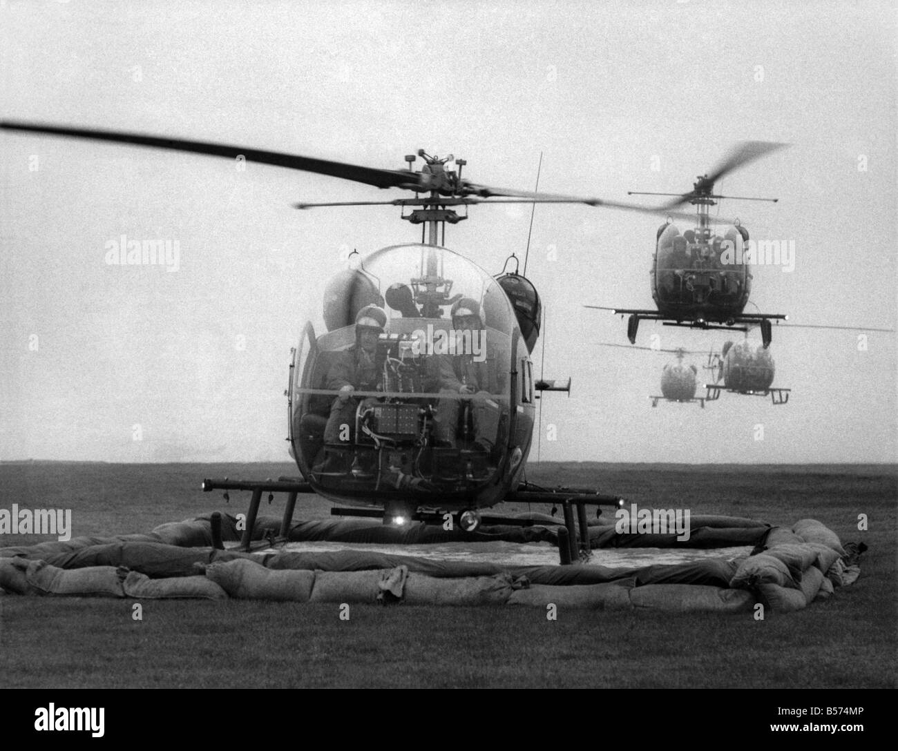 Warum Hubschrauber ein Dep einnehmen: Armee-Hubschrauber in der Warteschlange zum Baden in Desinfektionsmittel am Freitag (24.11.67). Denn sogar ein Hubschrauber die gefürchtete Maul- und Klauenseuche Krankheit, die Großbritannien schwappt verbreiten kann. Die Armee, richten Sie diese Desinfektionsbad auf eine Flugschule in Middle Wallop, Hampshire. Um Mitternacht am Freitag Abend wurde ganz Britannien - mit Ausnahme von Nordirland - Kontrollbereich. Jetzt kann kein Tier ohne Lizenz verschoben werden. Aber trotz aller Vorsichtsmaßnahmen, Fuß und Mund breitet sich immer noch Stockfoto