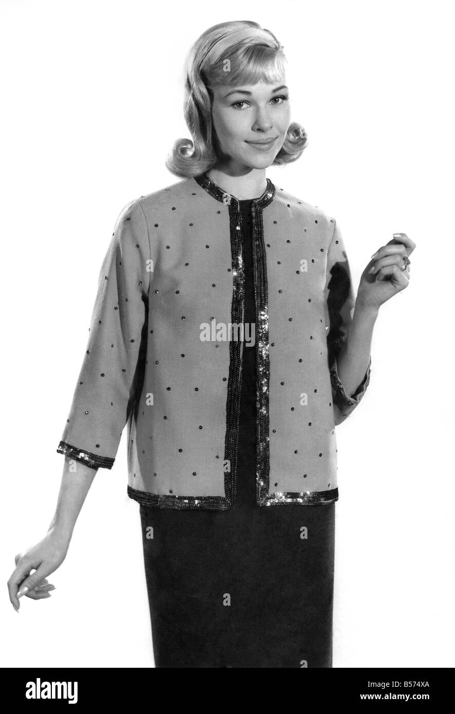 Tagwache Moden 1962: Jo Waring Modellierung gesprenkelten Jacke über ein einfaches schwarzes Kleid. April 1962 P008914 Stockfoto