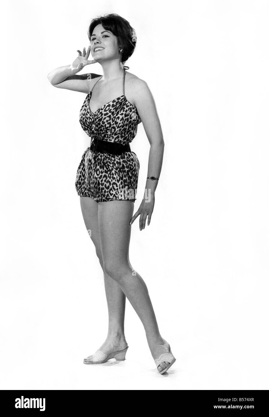 Tagwache Moden: Wendy Richard Modellierung Animal print Badeanzug. Mai 1960 P008976 Stockfoto