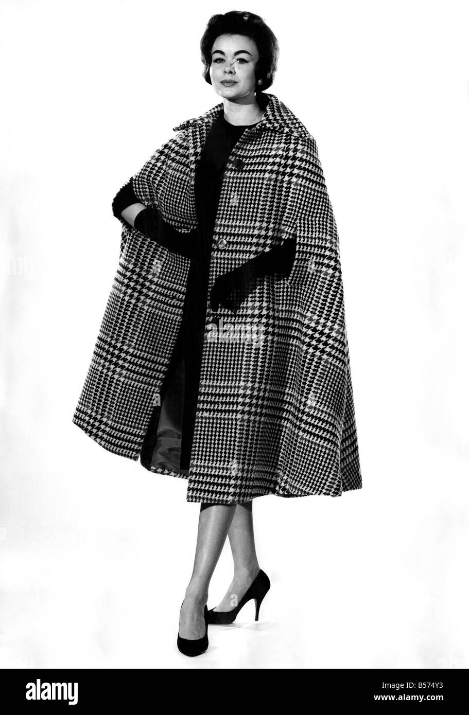 Tagwache Moden: Jacky Jackson gesehen hier Modellierung Tweed Cape Mantel.  Dezember 1960 P008984 Stockfotografie - Alamy