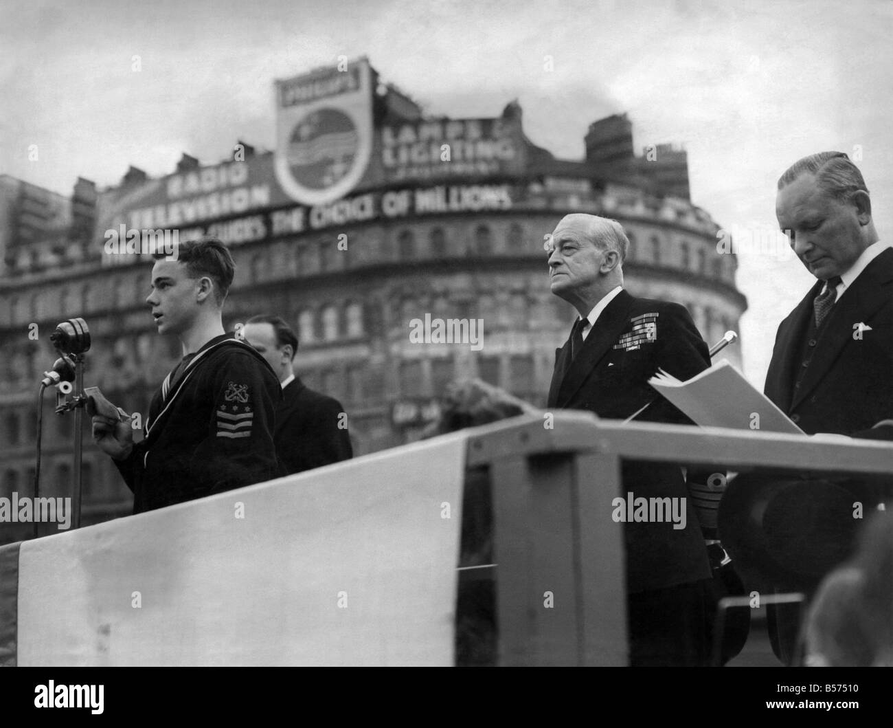 Trafalgar Tag Zeremonie in London, ist er 17 Jahre alten Meer jüngsterer Sohn Colin Beer von Worthing Nelsons Gebet, auf der rechten Seite lesen ist Admiral Sir George Creasy, c.c. der Home Fleet. Oktober 1951 P009231 Stockfoto