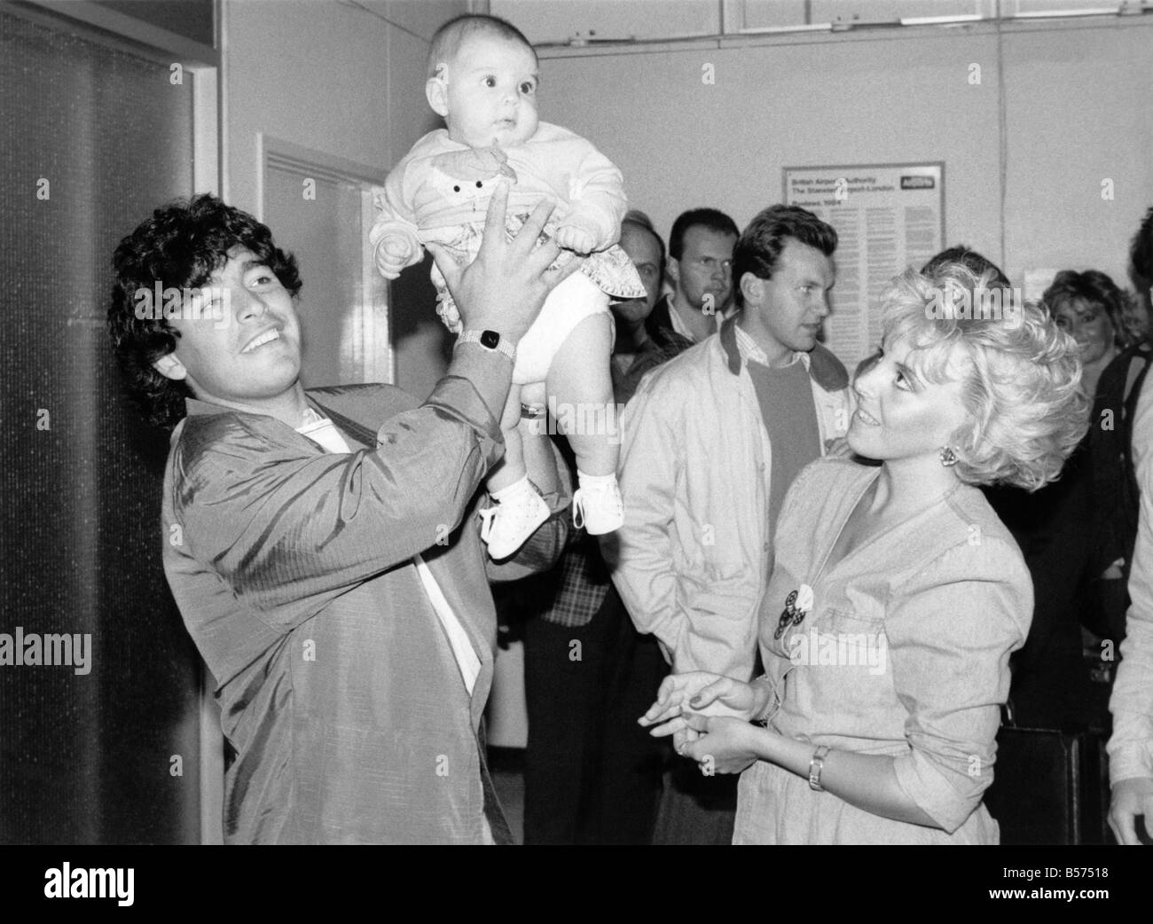 Oh Liebling. Diego Maradona und Freundin, Caludia zeigen Tochter Dalma. August 1987 P009306 Stockfoto
