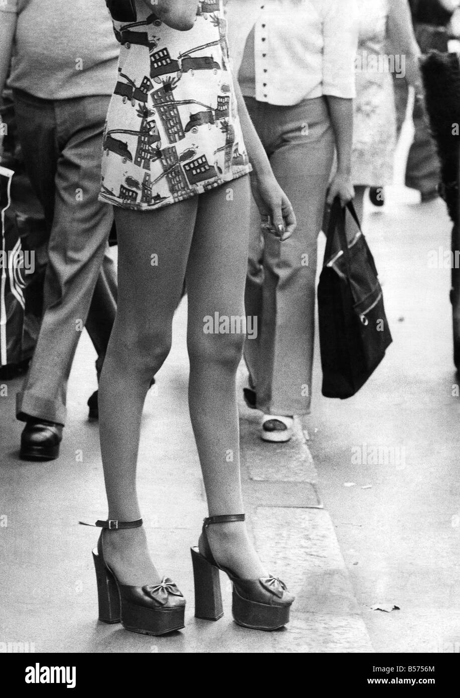 Plateau-Schuhe in der Londoner Oxford Street. Juli 1974 P010056 Stockfoto