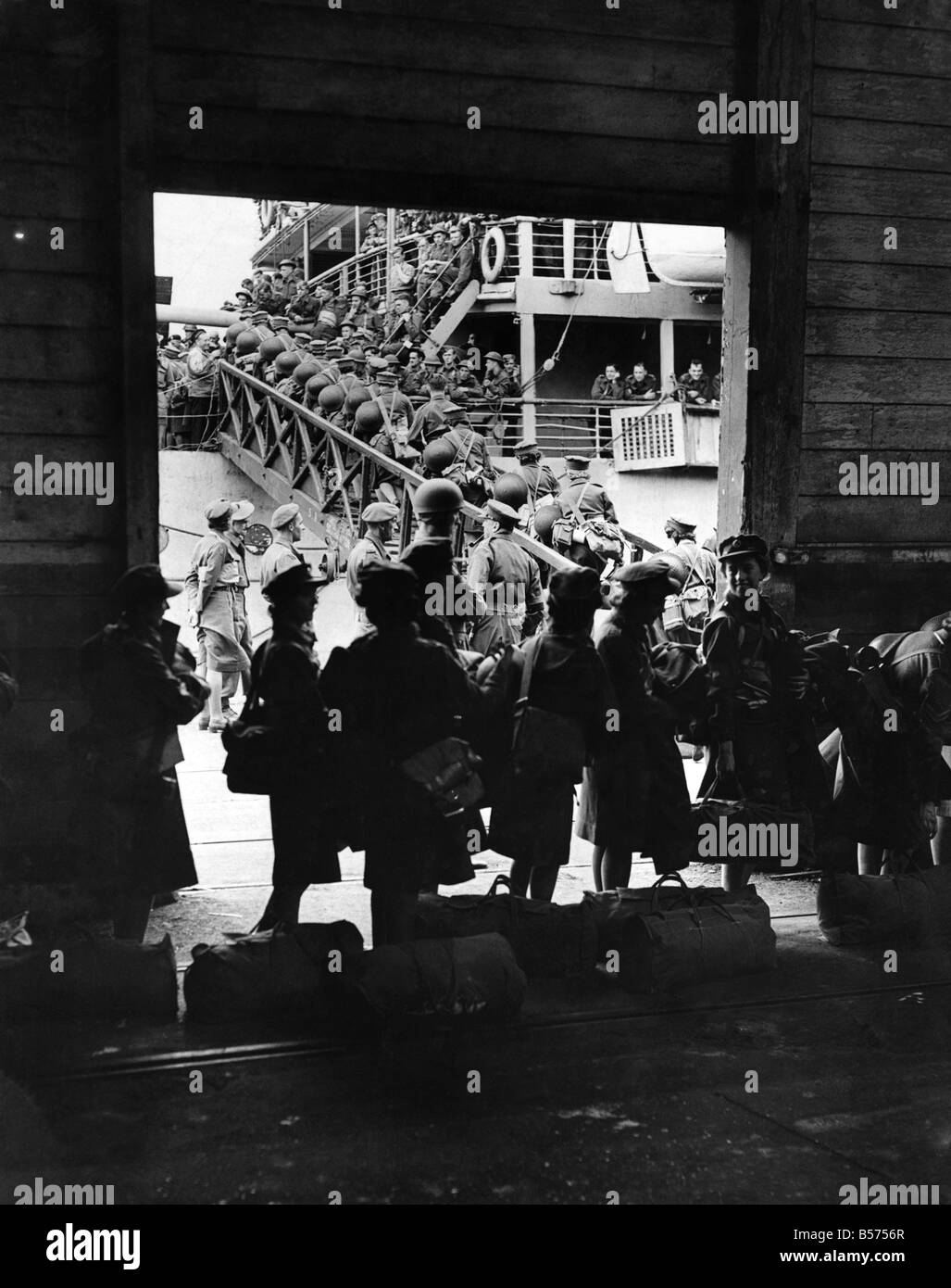 Zweiter Weltkrieg: Frauen. Ein Blick durch die Halle in einem britischen Hafen als das größte Kontingent der A.T.S Mädchen seit d-Day für Links Stockfoto