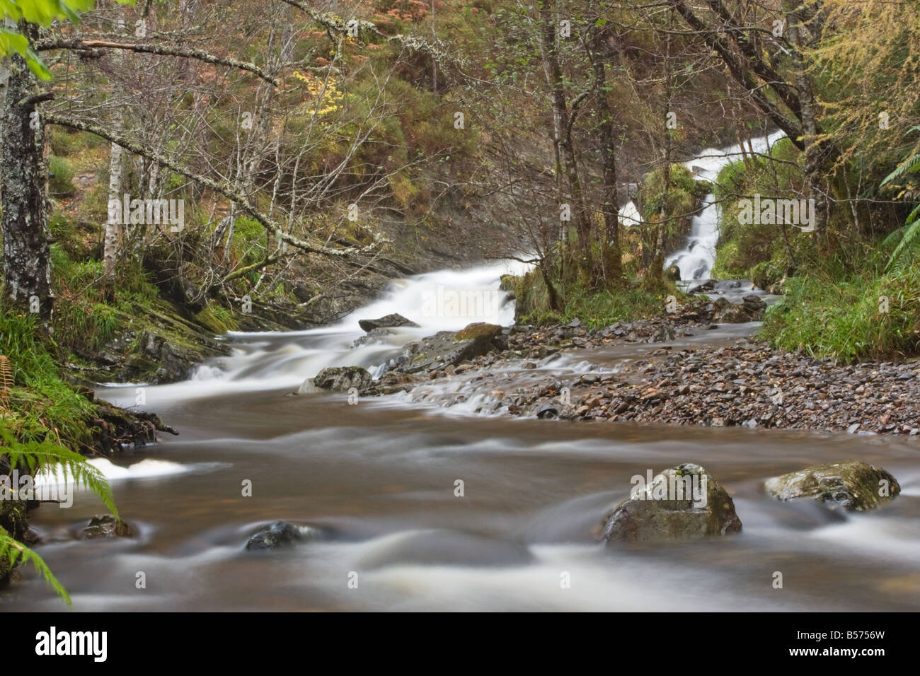Blick auf den oberen Teil des Plodda fällt in den schottischen Highlands den letzten Regen stieg den Fluss durch die Wasserfälle. Stockfoto