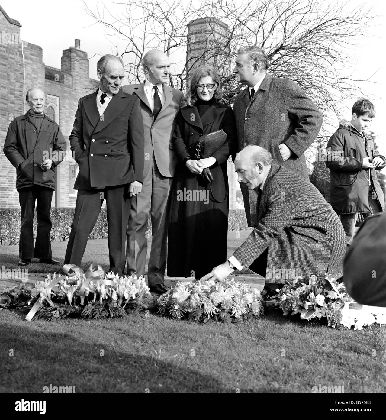 Dambusters Beerdigung Sgt. Charles E. Franklin. Teilnahme an der Beerdigung von Sgt. Charles Franklin wurden - von links nach rechts: LAC Stan Whitwell, Bill Townsend, F/Sgt (Pilot des O für Orange;) Mrs Mary stopes Roe (Barnes Wallis Tochter) Flt Lt. George Chalmers (Funker) und Sgt Douglas Webb (vordere Schütze). Februar 1975 75-00756-002 Stockfoto