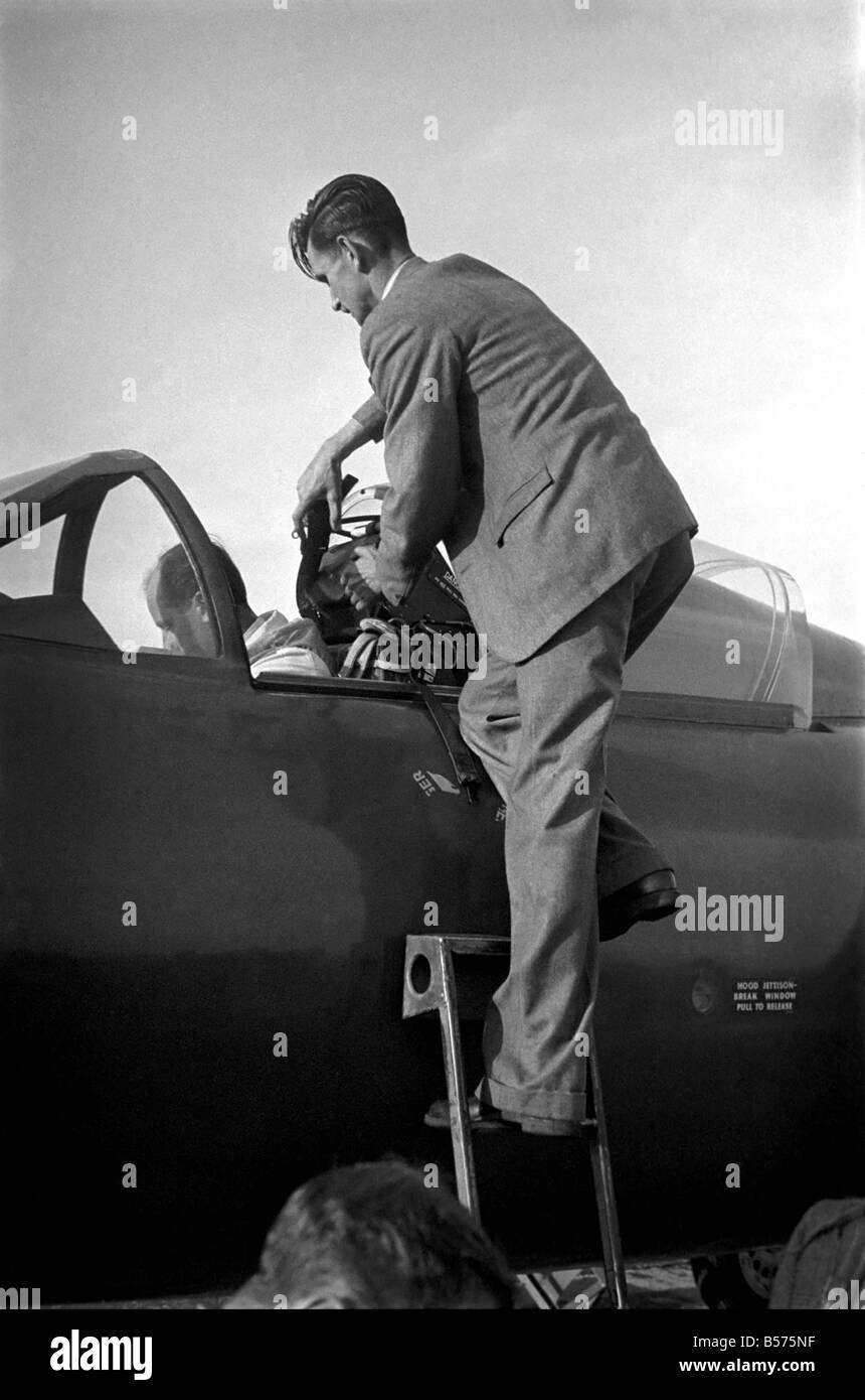 Testpilot Neville Duke im Cockpit eine Hawker Hunter Düsenjäger für ein Attentat auf den Weltrekord Fluggeschwindigkeit. Am 7 September. Stockfoto