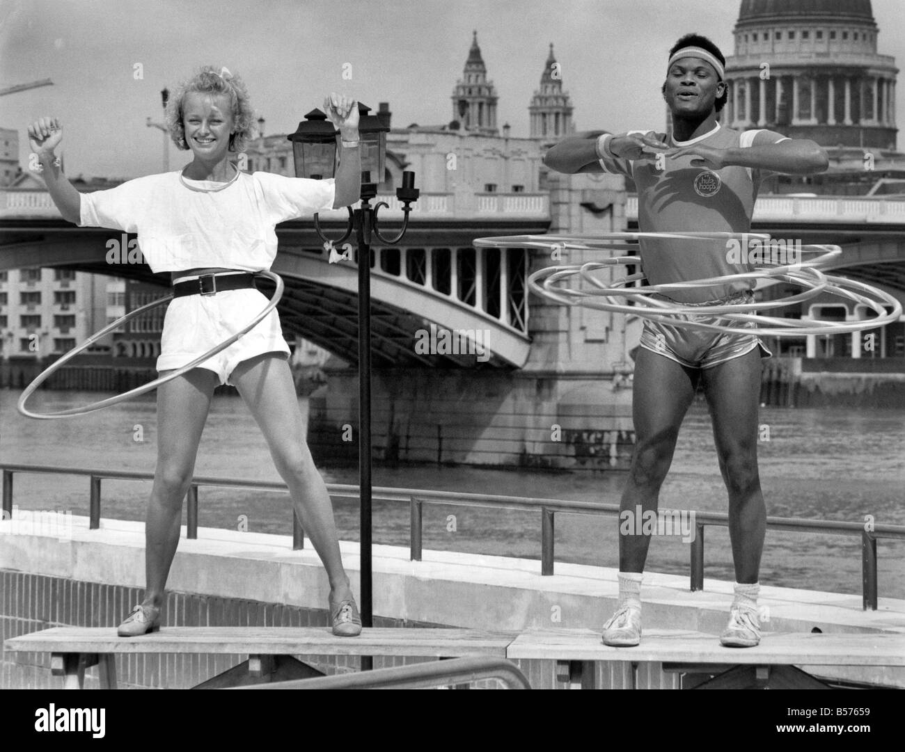 Katie Hoola Spannreifen: Katie Rabett, ehemalige Girlfrient der Prinz Andrew, schlossen sich mit Chico Johnson, Hoola Hoop zu fördern Stockfoto