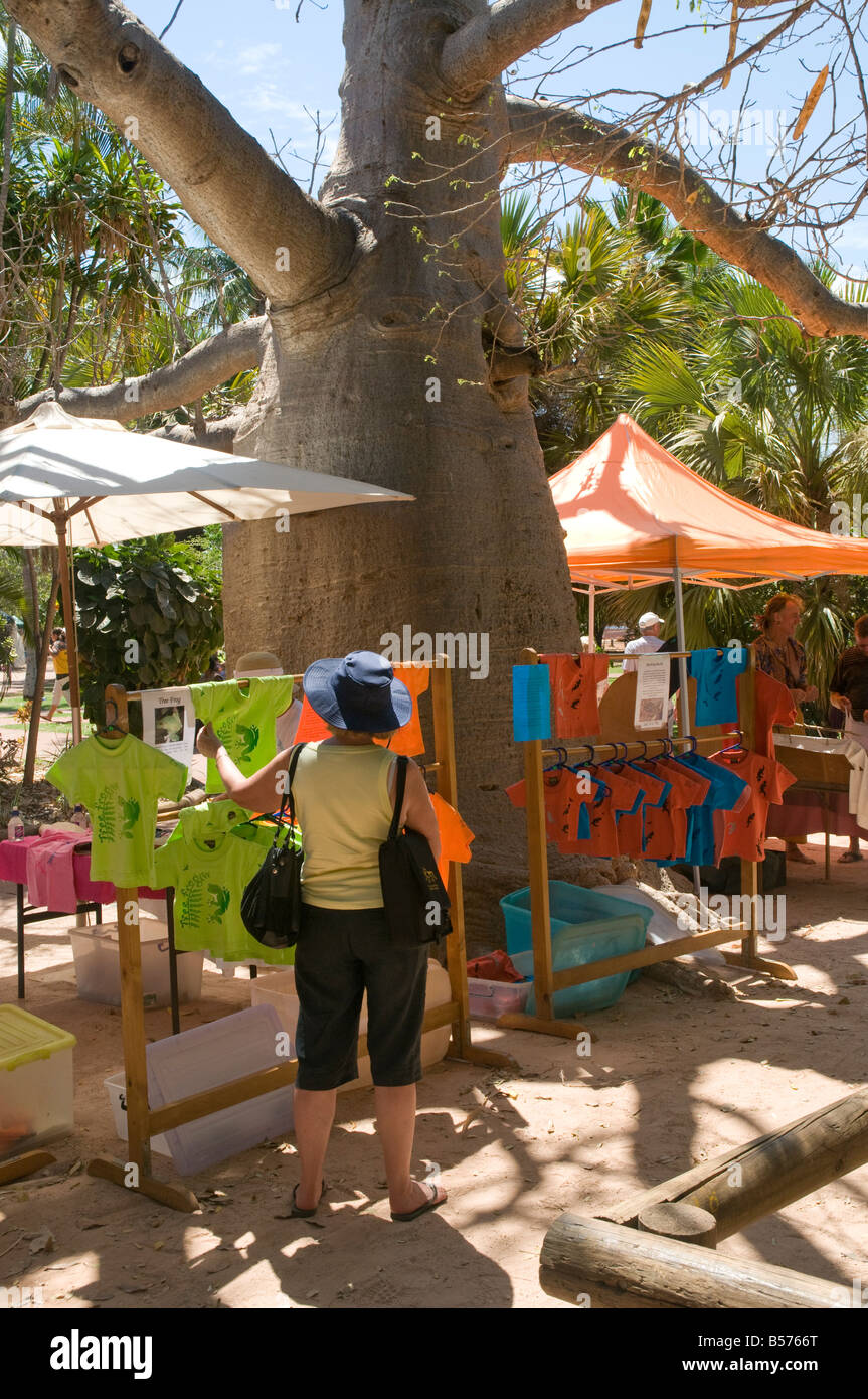 Die Broome-Märkte finden jeden Samstag und Sonntag auf dem Gelände des örtlichen Hofhauses im Schatten eines Boab-Baumes statt Stockfoto