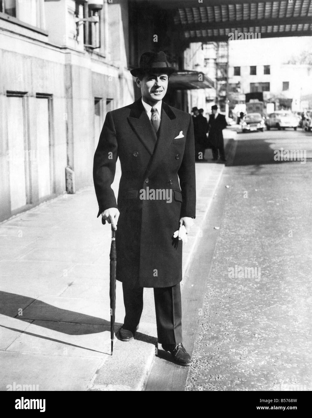 Kleidung Herren Mode: dieser Mantel Zweireiher Stadt ist in schwarz. Twill  Lammwolle überstreichen. März 1959 P005236 Stockfotografie - Alamy