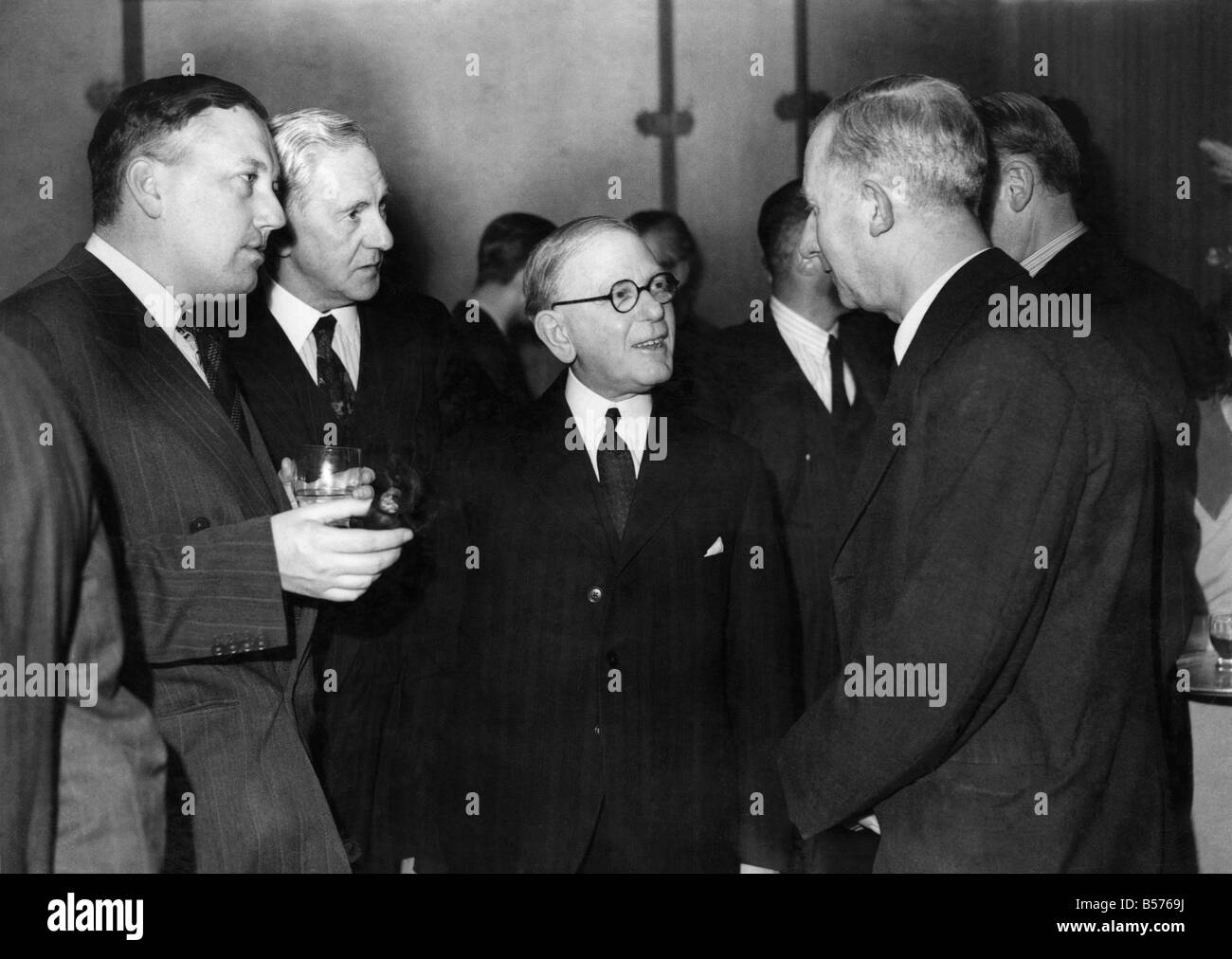 Daily Herald unterhält sowjetischen Delegierten T.U.C im Savoy Hotel. L. R. Percy Cudlipp, Sir W. Citrine, Herrn Southwood und George Thomas. Oktober 1943 P005323; Stockfoto