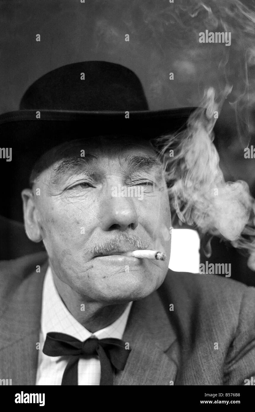 Die mittlere Cowboy-Look. Viele Beedon 63 Jahre alten Bergmann geht auf der Suche nach des Sheriff von Wombwell, rauchte eine Zigarette. November 1969 Z1 Stockfoto