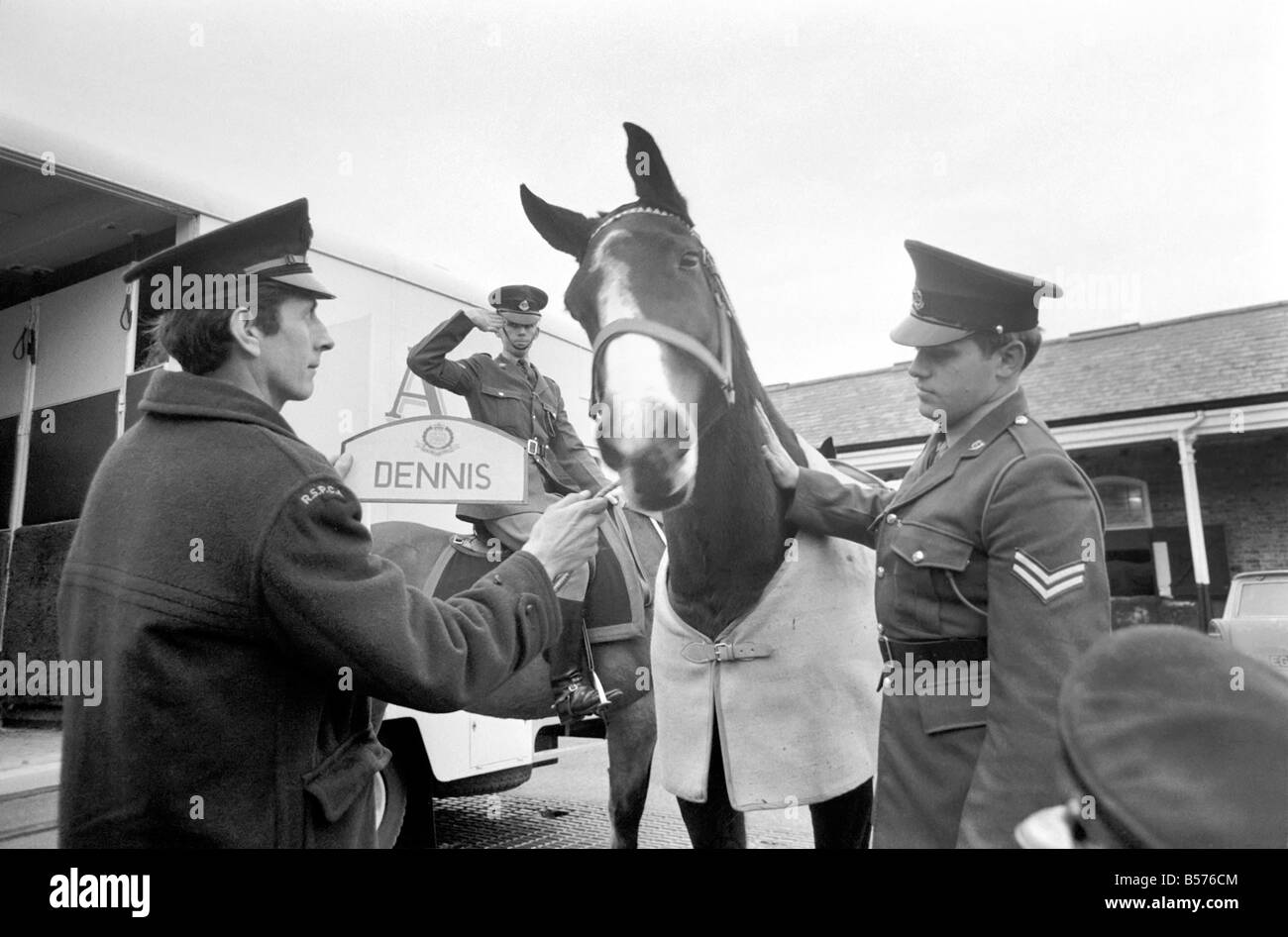Dennis ist das erste Armee Pferd unter die jüngste Vereinbarung zwischen der RSPCA und des Verteidigungsministeriums in den Ruhestand gehen. Heute wurde bei Beaumont Barracks, Aldershot, Dennis die RSPCA übergeben. Dennis mit seinem Reiter CPL. Peter Spooner bevor er übergab die RSPCA. Dezember 1969 Z12359-003 Stockfoto