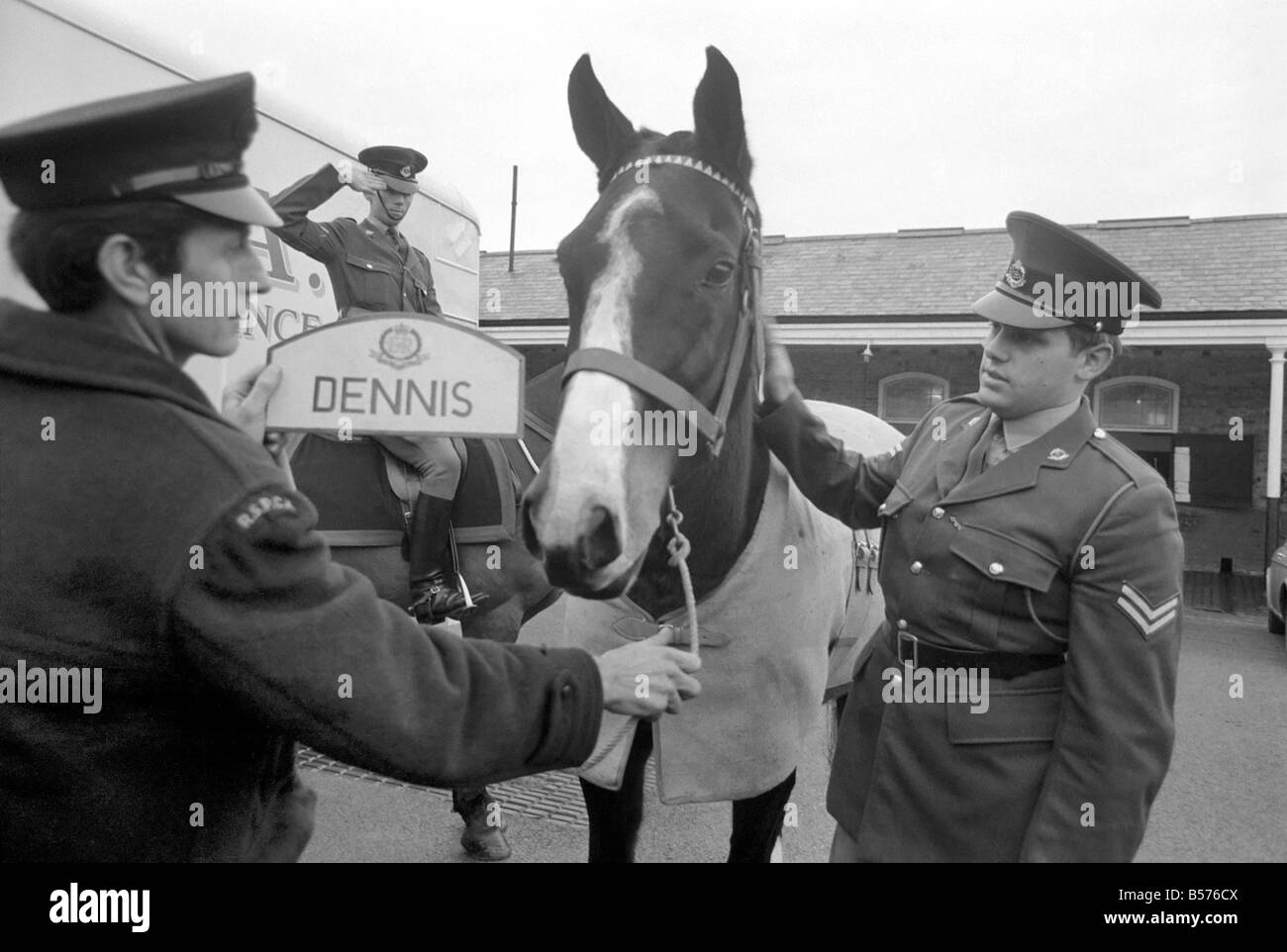 Dennis ist das erste Armee Pferd unter die jüngste Vereinbarung zwischen der RSPCA und des Verteidigungsministeriums in den Ruhestand gehen. Heute wurde bei Beaumont Barracks, Aldershot, Dennis die RSPCA übergeben. Dennis mit seinem Reiter CPL. Peter Spooner bevor er übergab die RSPCA. Dezember 1969 Z12359 Stockfoto