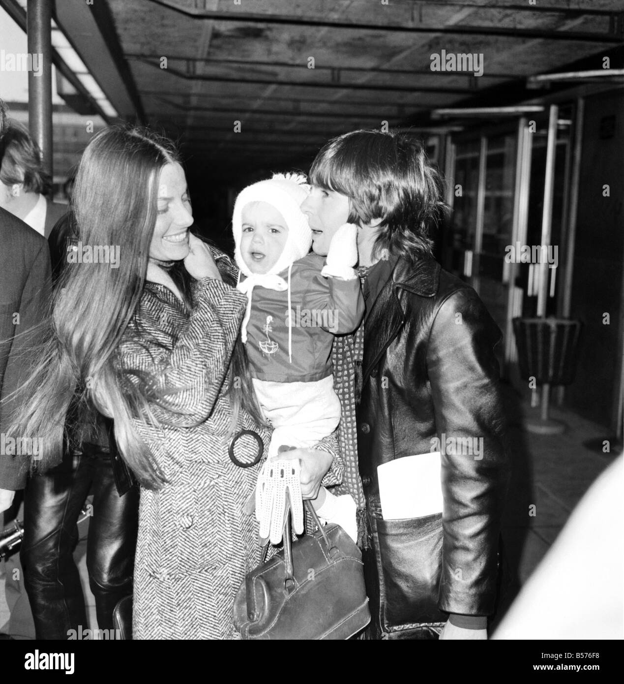 Die Monkees: Monkee Davy Jones kamen am Flughafen Heathrow mit seiner Frau Linda und 15 Monate alte Tochter Talia. Er wird Sie Stockfoto