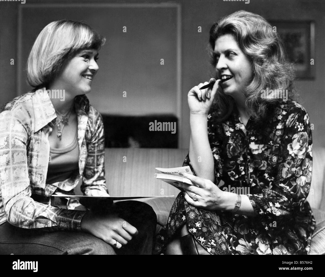 Autorin Andrea Newman interviewen Tennis Star Sue Barker Hotel in London. April 1977 P003697 Stockfoto