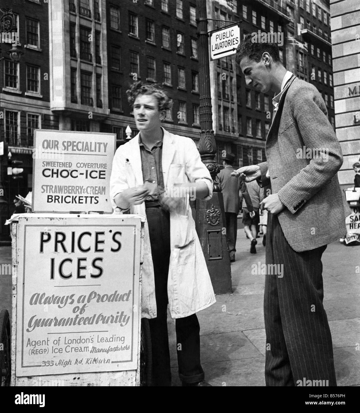 Ein Cockney verdient seinen Lebensunterhalt: er ist die beliebteste Person in dieser gegenwärtigen Hitzewelle. Ein Eis Verkäufer findet ein Kunde im Herzen des Londoner Shopping Centre. August 1947 P004963 Stockfoto