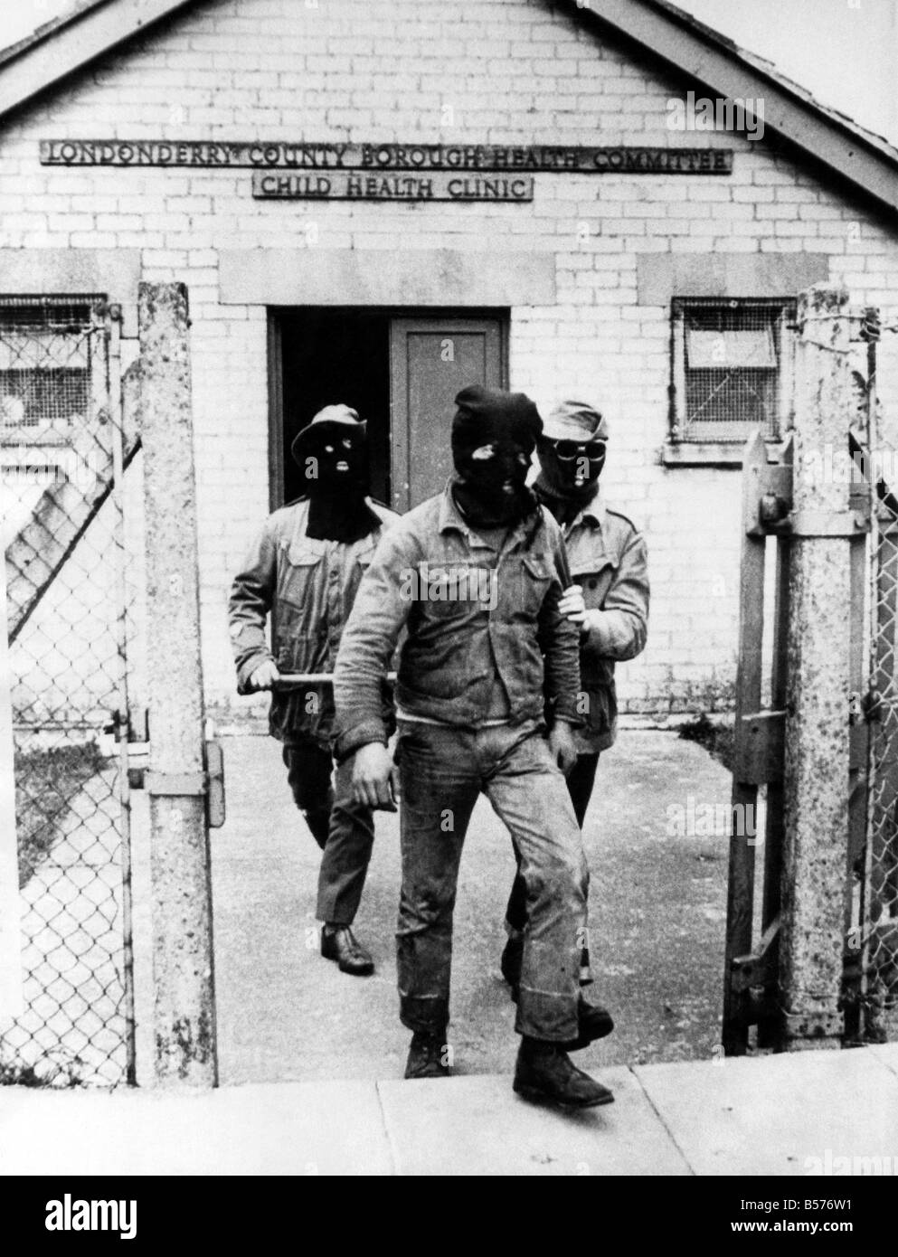 Ein Beschuldigter Mann ist aus einem IRA-Gericht in Londonderry marschierten wo die maskierten Richter im Urteil saßen. Juli 1972 P005089 Stockfoto