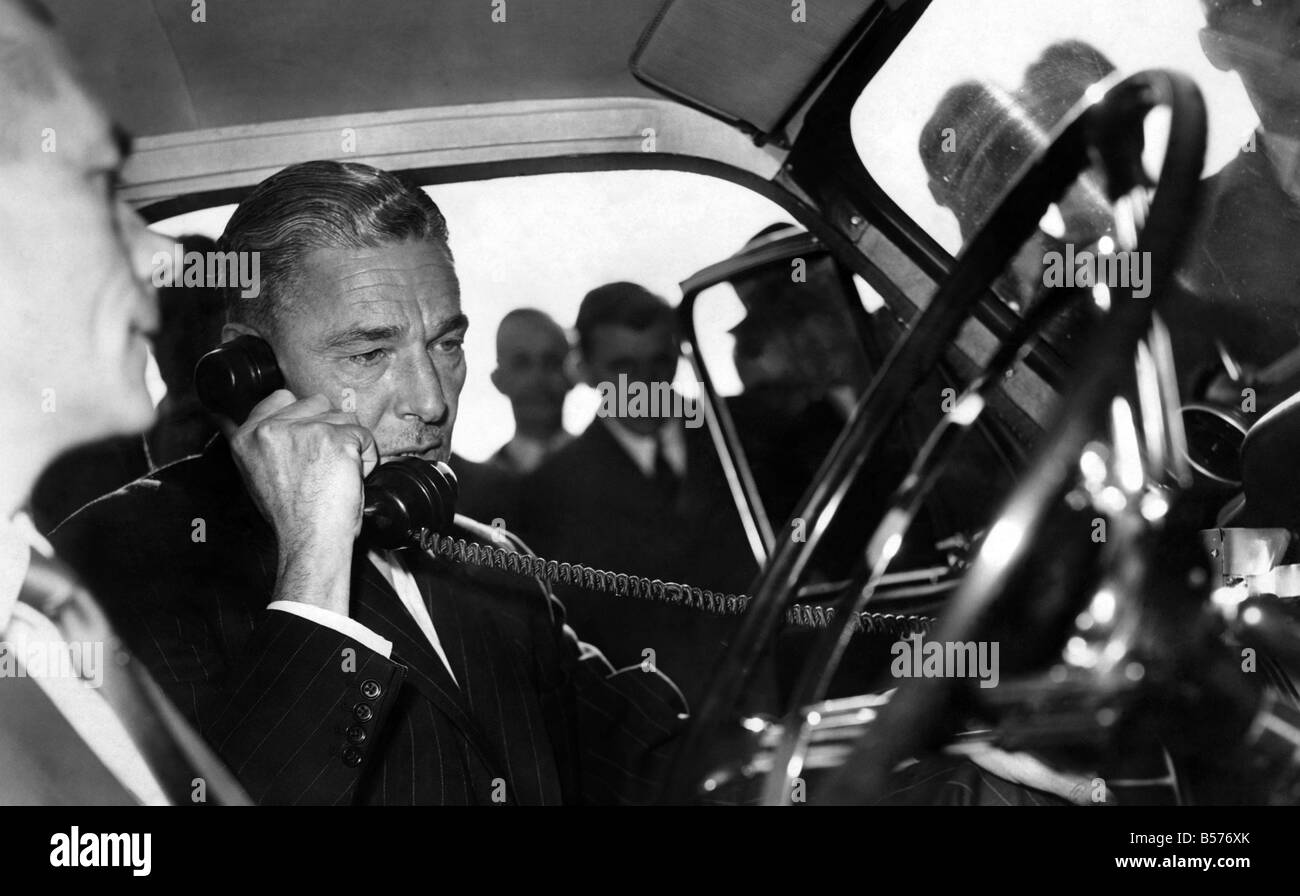 Der Postmaster General Rt Hon Reginald Bevins MP macht beim ersten Aufruf die Auto-Radio-Telefon-Service eröffnet, die jetzt für die breite Öffentlichkeit ist der Aufruf an Herrn Rootes Vorsitzender der Rootes-Gruppe und der Dollar Export Council Oktober 1959 war P005189 Stockfoto